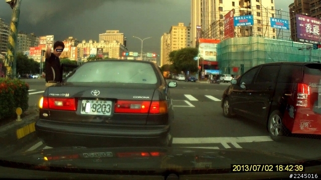 竹北光明六路轉莊敬北路, 就是有人不在快車道排隊左轉, 去慢車道左轉
