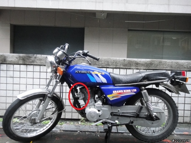 想請問各位懂車的大大,圖片中框起來的是機車的什麼零件呢?