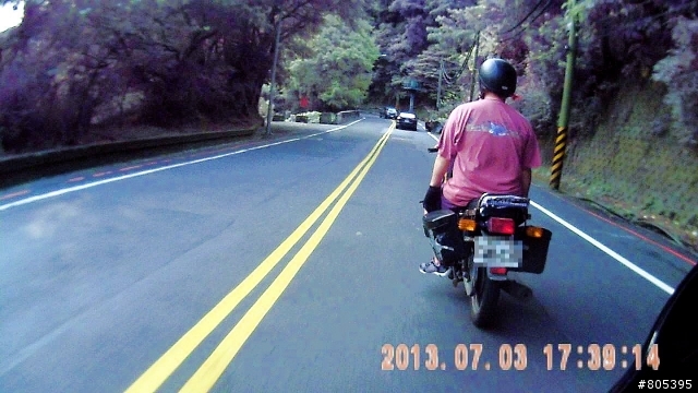 昨天在陽明山看到的機車騎士做的不良示範