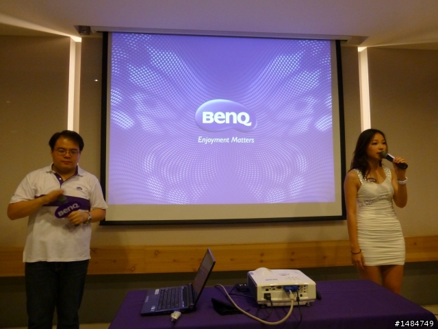 有了BenQ三坪投影機，3坪客廳變身100吋超大3D娛樂視廳室-「參加BenQ投影機體驗活動心得分享」
