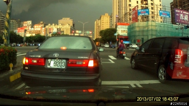 竹北光明六路轉莊敬北路, 就是有人不在快車道排隊左轉, 去慢車道左轉
