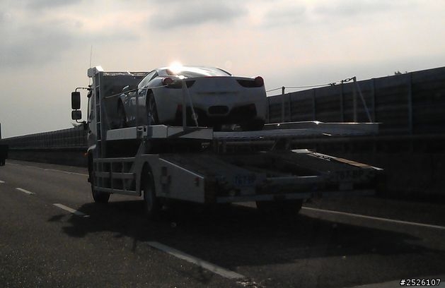 台灣有錢人還真多名車滿街跑,開車時隨手拍