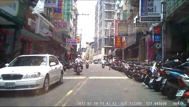 車號2B-8751可以不要暫停這麼久嗎?路都被你擋住了...