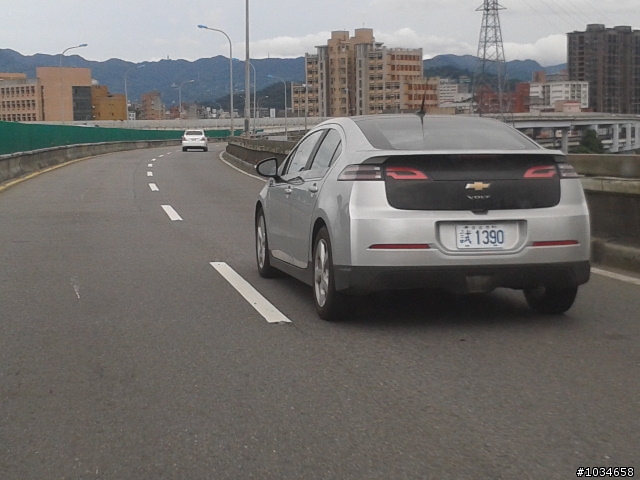 這是新款賓士車嗎?