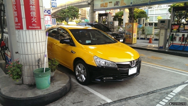 2.0T頂級Sedan小黃：正在加油~在台北市被活逮