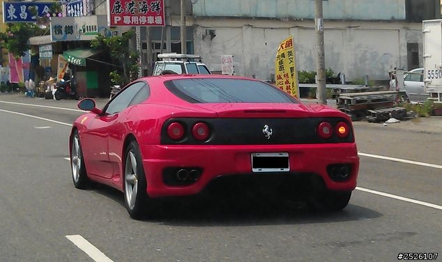 台灣有錢人還真多名車滿街跑,開車時隨手拍