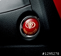TOYOTA 公布「鋼彈-夏亞專用 AURIS」動畫宣傳影片 展現夏亞駕車英姿。