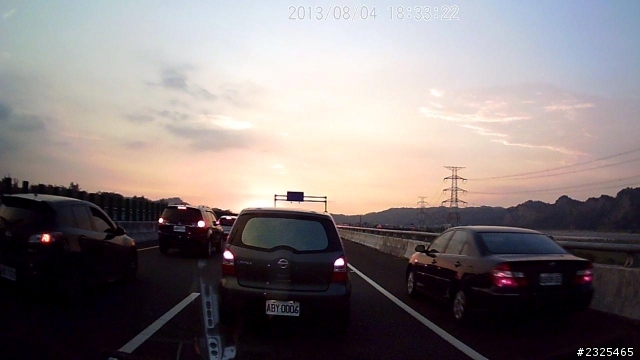 大家都乖乖塞車,卻連續有2台T牌車走路肩,唾棄這些人!