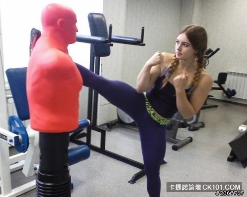 剛在卡題偌看到芭比臉猛男身！「最萌女漢子」