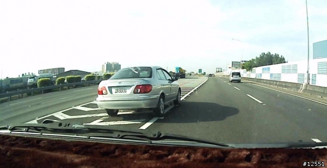 這樣開車可以檢舉嗎..