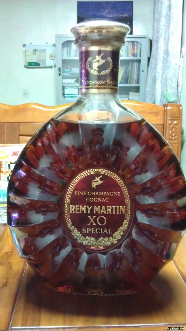 當成裝飾品的酒  煩請各位鑑賞看看..