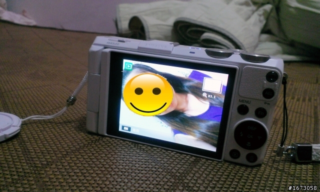 Samsung EX2F剛購入沒多久，螢幕出現不明線條