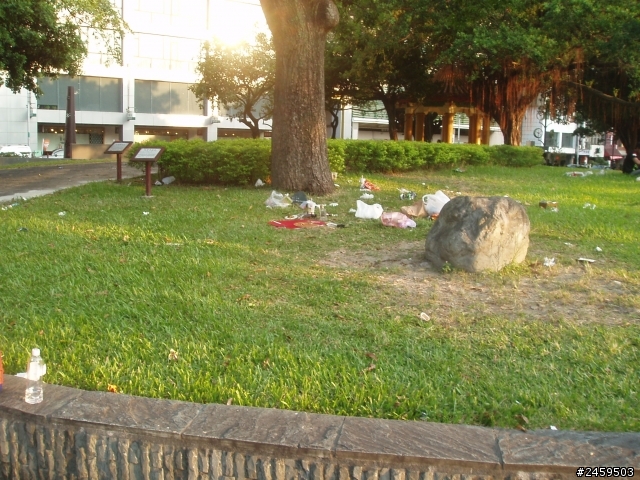 慘遭外勞蹂躪的台中公園~~ 只能用一個慘字形容~~ 也只能說執法官員怠惰~~