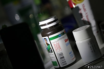 請問拍攝白色的東西或淺色的東西很容易有虛影？？怎麼解決呢？