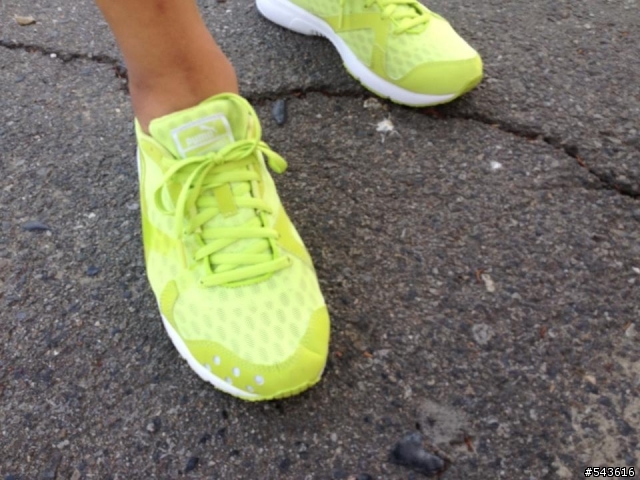 [丁仔分享]PUMA FAAS 300 V2 GLOW名副其實的夜光慢跑鞋!!好覲阿!!