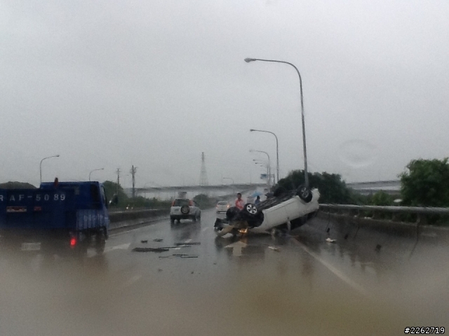 68快速道路翻車