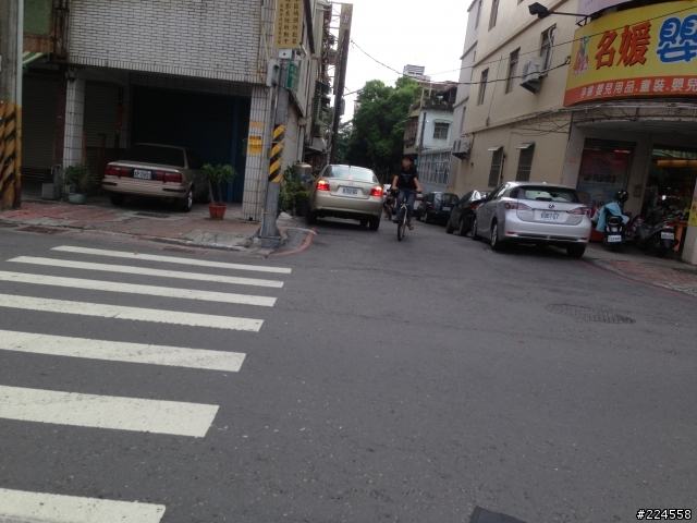 因為你個人的方便.使的小朋友騎腳踏車閃出來外面.出事你要負責嗎?