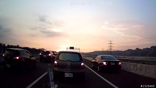 大家都乖乖塞車,卻連續有2台T牌車走路肩,唾棄這些人!
