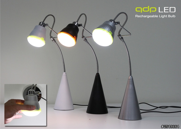 可當手電筒的LED燈泡跟停電會自動亮起的桌燈