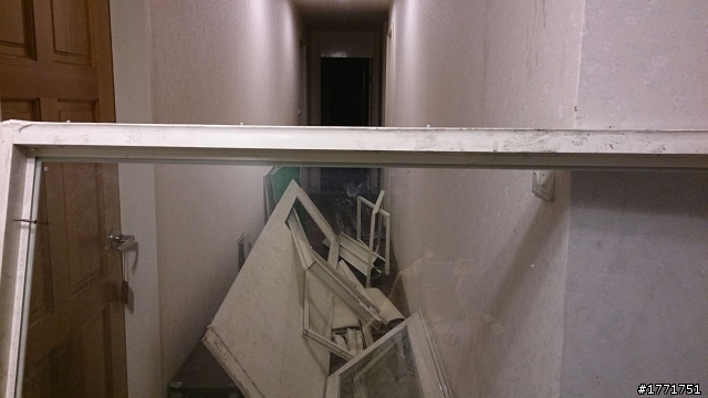 租屋的地方 玄關的景觀窗被人檢舉違法裝潢並強制拆除