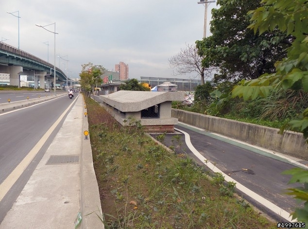 騎台北市大度路自行車道要小心, 有人掛點了 (機車騎士)