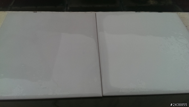 請問 磁磚碰到水 會變色
