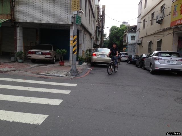 因為你個人的方便.使的小朋友騎腳踏車閃出來外面.出事你要負責嗎?