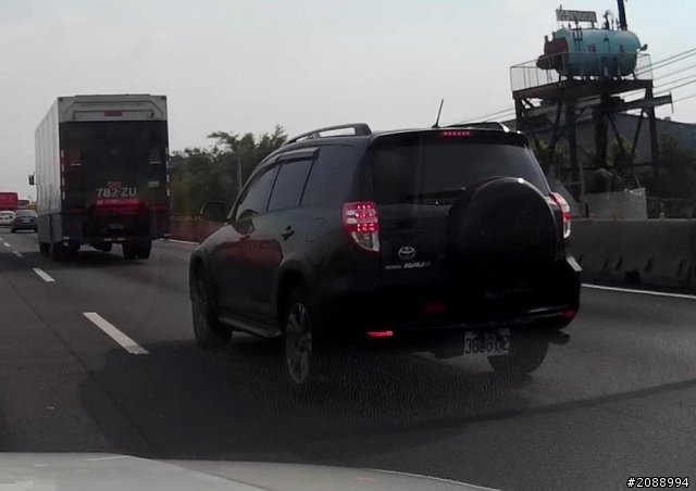 RAV4...您的牌照燈掉下來了...