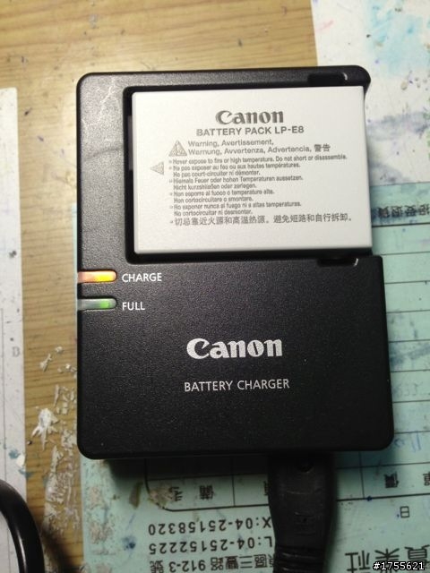 CANON 550D LP-E8 電池充電器問題 麻煩前輩們了