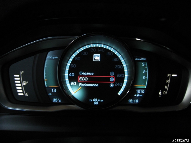 2014年 V60 D4  豪華型 498 開箱  (數位儀表板)