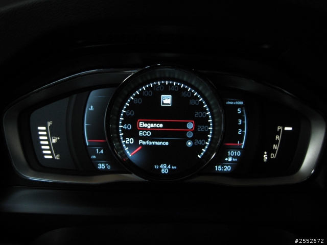 2014年 V60 D4  豪華型 498 開箱  (數位儀表板)