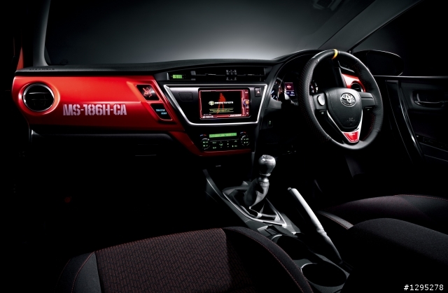 TOYOTA 公布「鋼彈-夏亞專用 AURIS」動畫宣傳影片 展現夏亞駕車英姿。