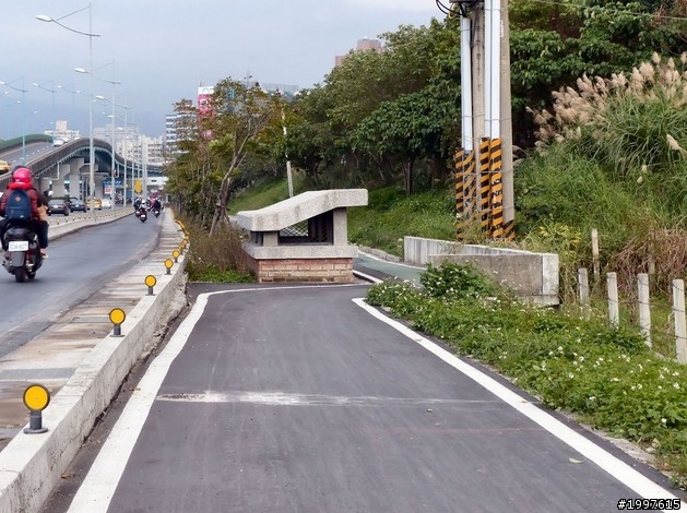 騎台北市大度路自行車道要小心, 有人掛點了 (機車騎士)