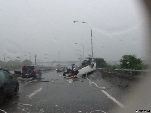 68快速道路翻車