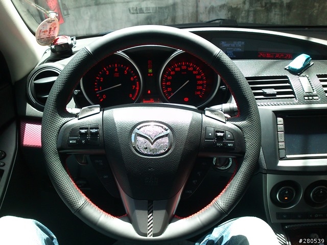 New mazda3 日行燈 + 手工縫製打孔真皮方向盤