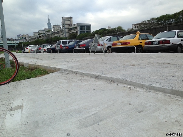 危害人車安全的自行車道設計及施工(已解決)