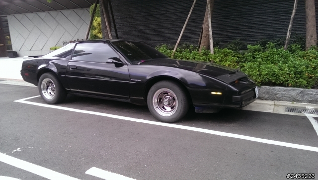 想請問 這台到底是甚麼車....Chevrolet??