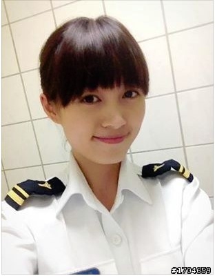 陸軍 【圖】都沒有這麼漂亮的妹妹~哇~海軍中尉醫官耶~