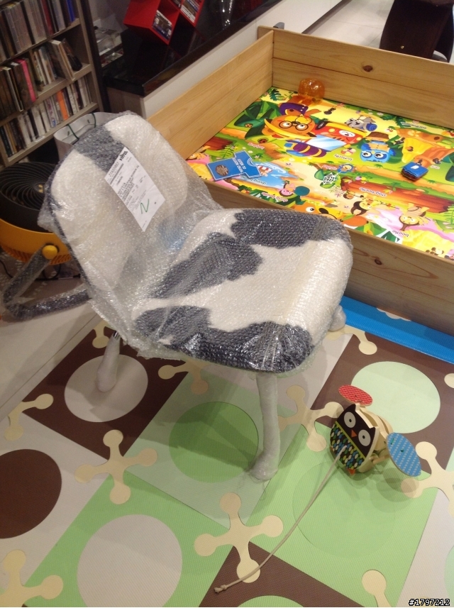 [簡單開箱] Vitra版Eames LCM乳牛椅