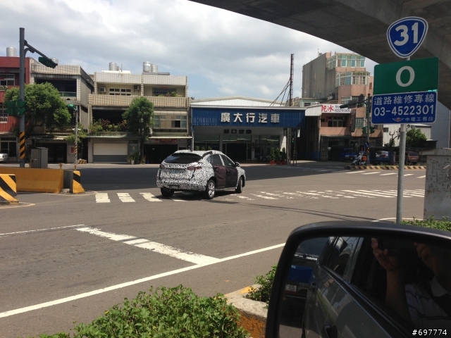 路上發現偽裝車，但卻看不出是哪個車型，留給各位網友動腦筋嘍