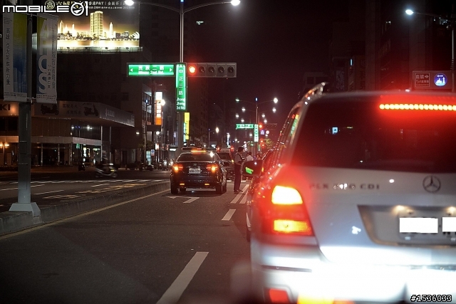 第一次看見Sedan警車執行勤務，處理一件高雄市中正路交通事故。