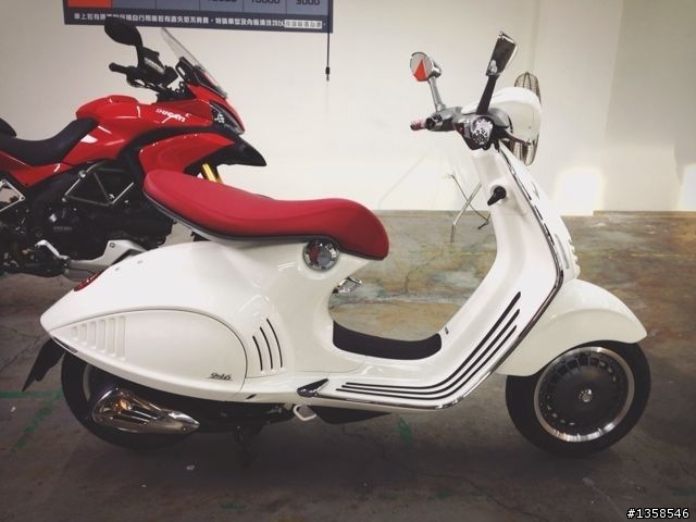 請問各位車友，這是Vespa什麼車型？真的好美！