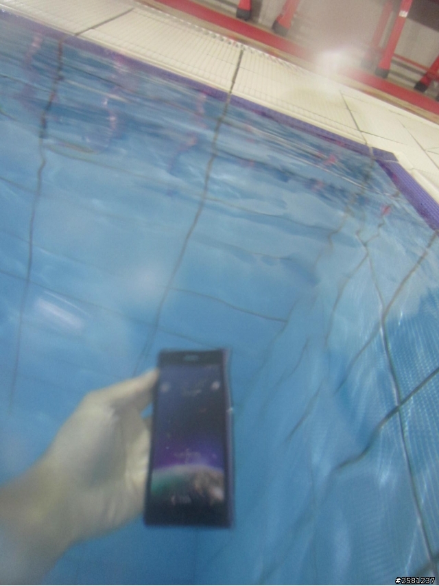 Sony Z1 防水游泳池實測
