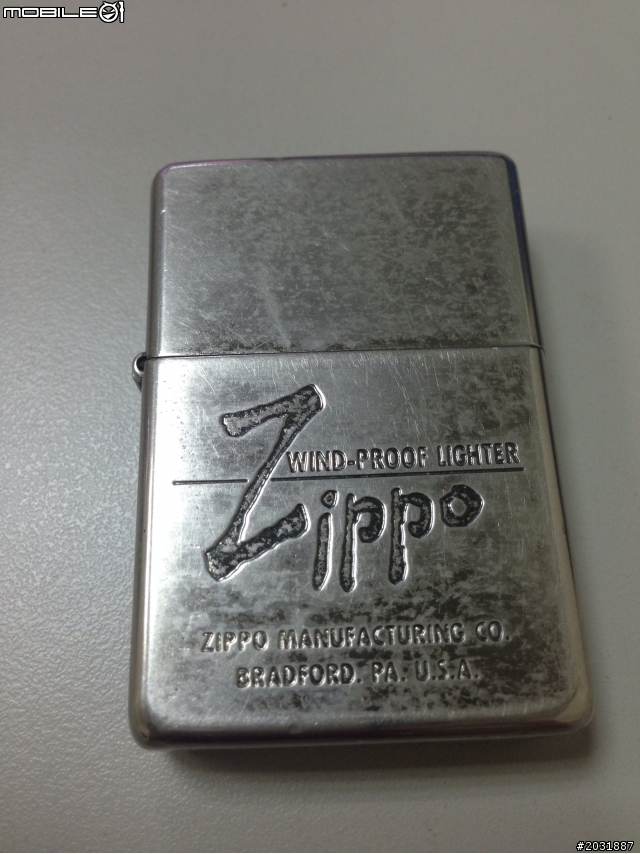請教一下這2顆打火機的年份(ZIPPO、Dupont)?