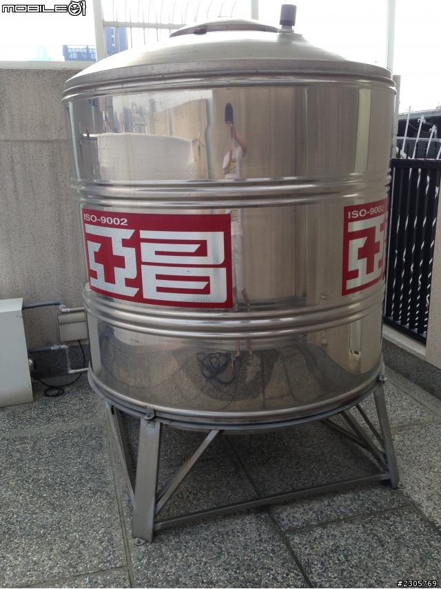 白鐵水塔內部生鏽