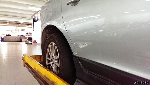 汽車匯入主線，還是要左右觀望一下啊