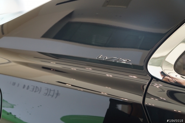 新型的賓利四門驕車