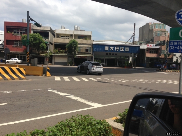 路上發現偽裝車，但卻看不出是哪個車型，留給各位網友動腦筋嘍