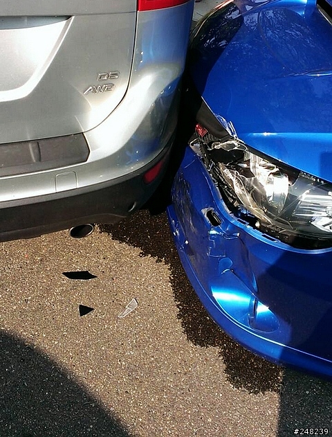 汽車匯入主線，還是要左右觀望一下啊