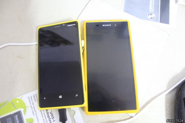 Z1 白色 簡單的開箱 ^^ (從920又跳回Z1了)